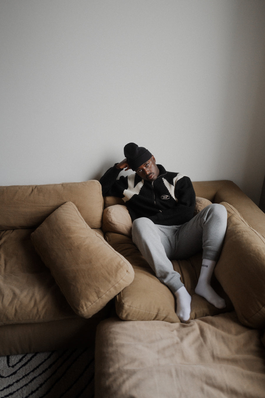Sweatpants & Hohe Sportsocken mit Streifen
