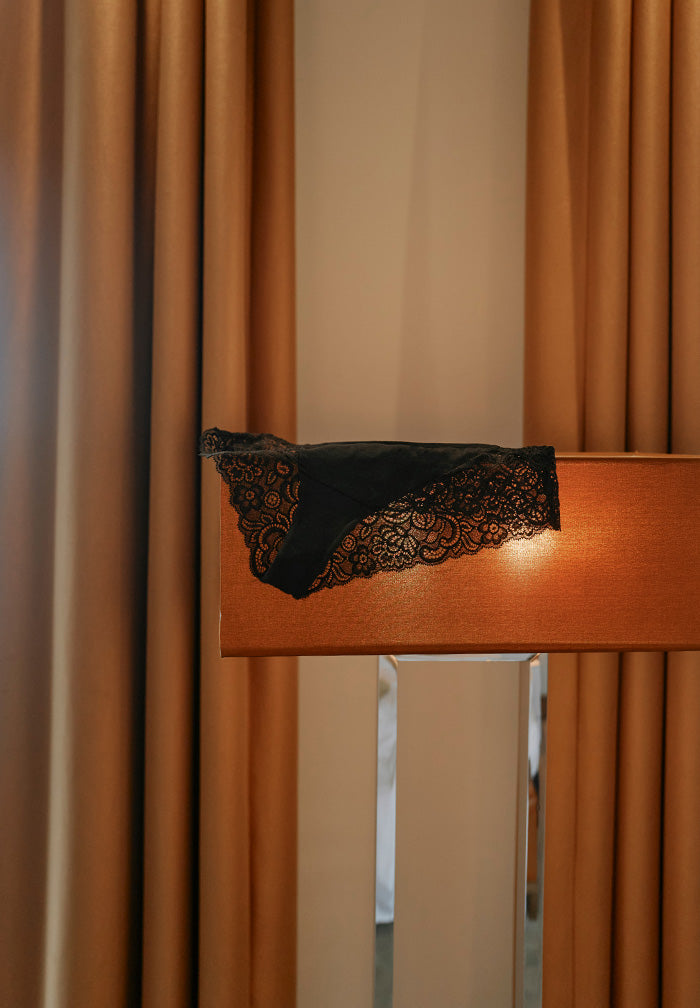 //snoacks.com/cdn/shop/files/hotelroom-1.jpg?v=1752836984
